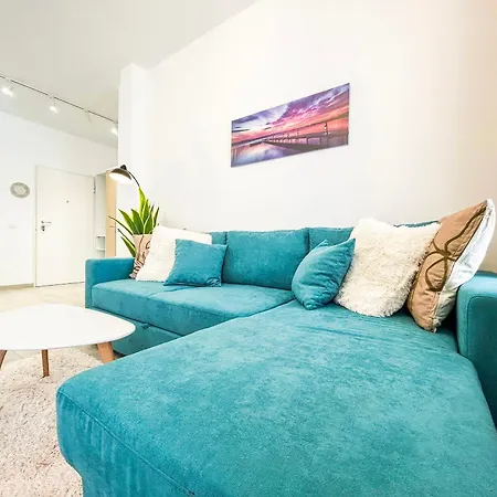1 Bedroom 923 *